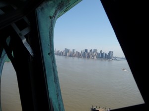 Vista su Manhattan dall'interno della Corona della Statua della Libertà