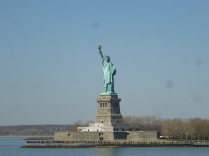 New York, chicche: vista della Statua della Libertà dal traghetto per Staten Island